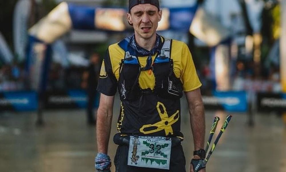 Diego Guerra cruzando la meta de los 101 KM de La Legión con todo el material